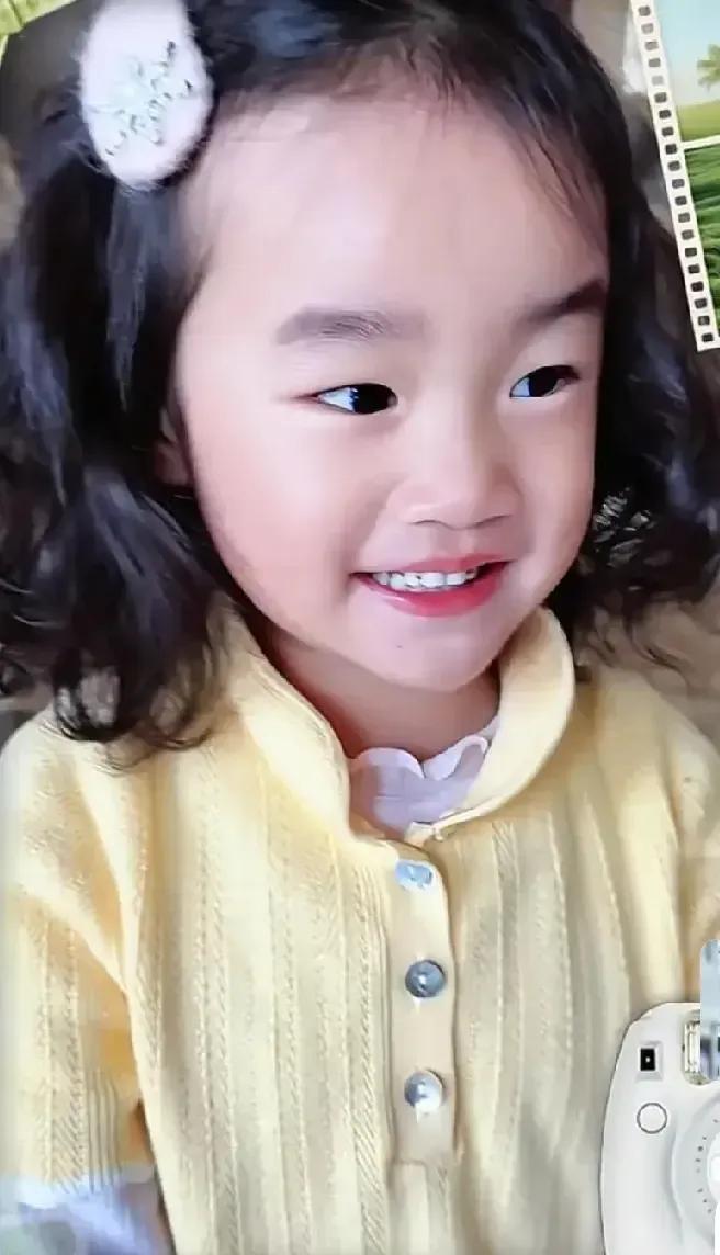 李亚鹏和海哈金喜带女儿夏夏烫头发，软萌的小女孩变成漂亮的洋娃娃。夏夏平日跟妈妈
