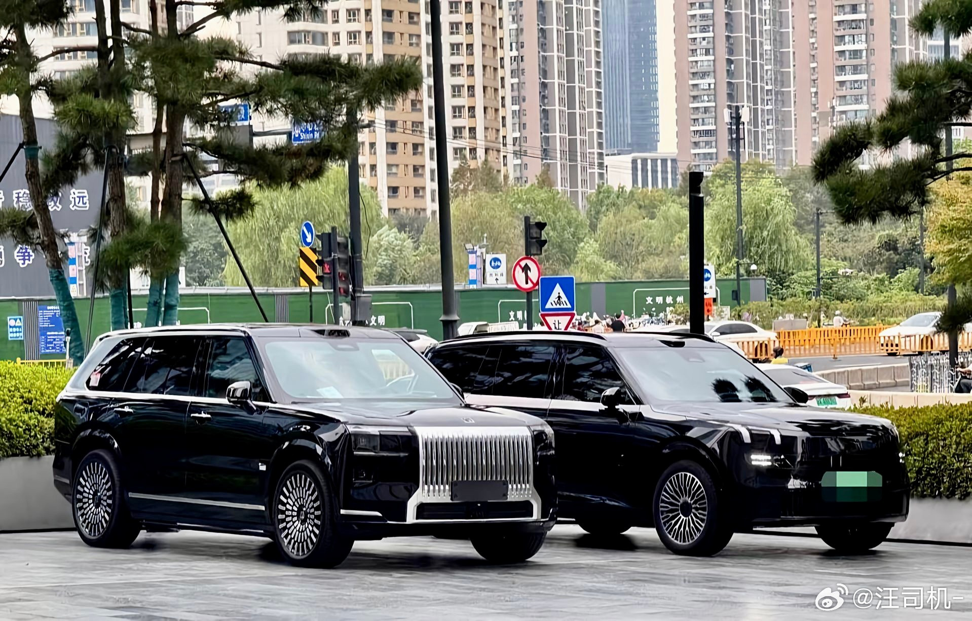 歪理邪说增混车相比纯电车，在造型上有一定的优势。原因是增混车虽是新能源，但它与
