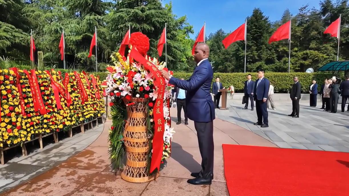 莫桑比克总统查波向毛泽东同志铜像敬献花篮！4月17日查波携手夫人到访湖南韶山，乘