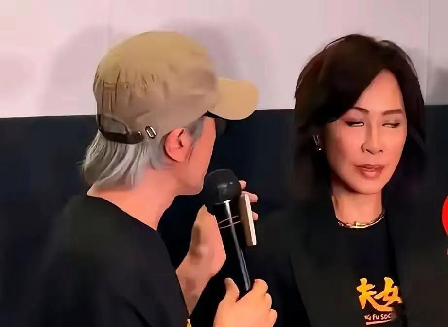 2014年港圈16个明星联手围剿周星驰在圈内人忙着划清界限、连微信都不敢回的时候