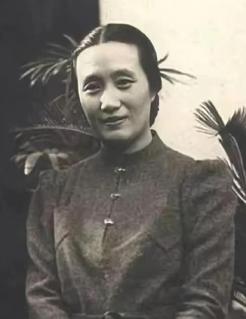 董竹君婚后连生4女，怀第五胎她浑身浮肿，丈夫瞟了一眼道：“又是个赔钱货！”谁料，