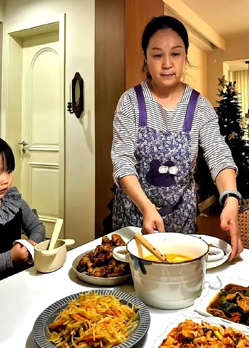 “偷吃两块牛排，被当场逮住还嫌雇主小气？”——杭州丁桥，保姆李阿姨夜里拆封冰箱