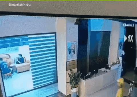 光亮的迷惑太大，直接无视了旁边的门，外卖小哥撞得不轻。