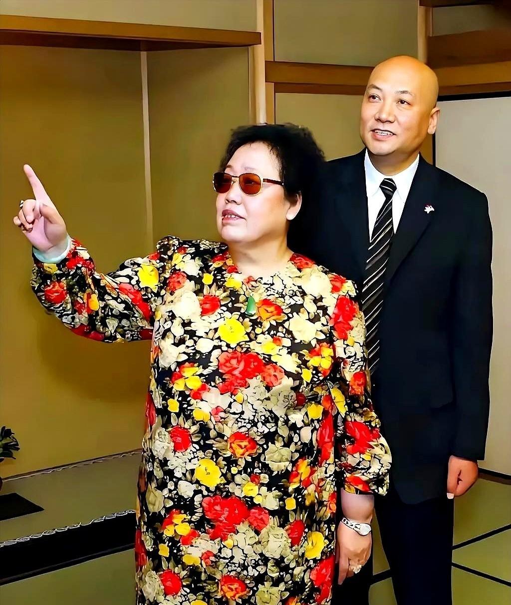 迟重瑞在120亿的遗嘱文件上，签了“放弃”两个字。文件是陈丽华律师送来的。