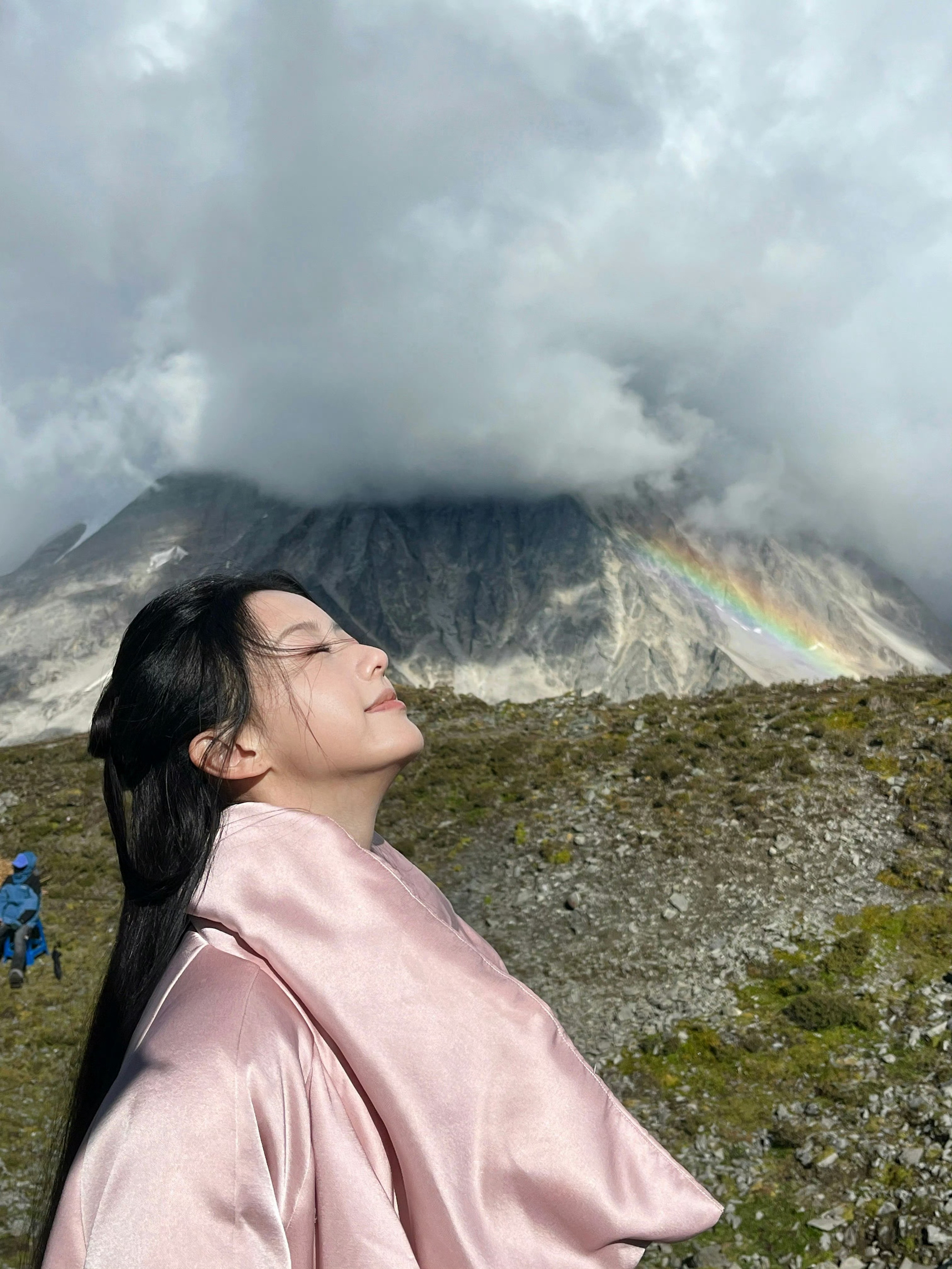 收到包上恩的江湖明信片，来看雪山之巅的绝美夕阳和彩虹，期待江湖夜雨十年灯昭昭