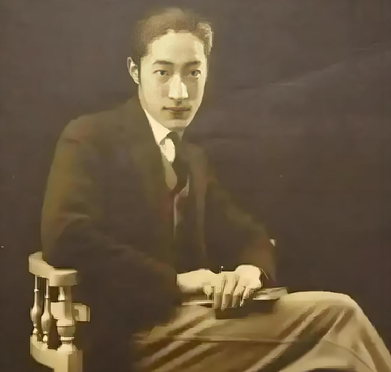 1962年，邵洵美从上海监狱出来。等在铁门外的儿子没多说，递过去一个装着旧衣的包