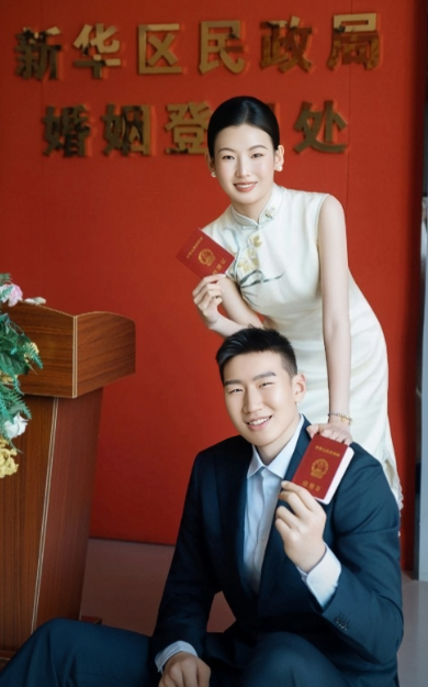 新疆男篮球员李炎哲晒出自己和女友领证的照片，他写道：领证片段喽。难怪今年李炎哲