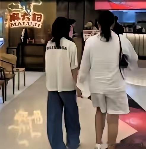 麻六济长公主小玥儿和奶奶穿着私服去自己家店里凑热闹，去看看爸爸奶奶打拼下来的战绩