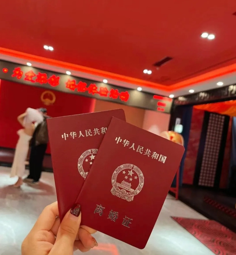 我离婚了，今年46岁的我离婚了，原因男方出轨，我妈说姑娘你有一套房子，一辆车还有