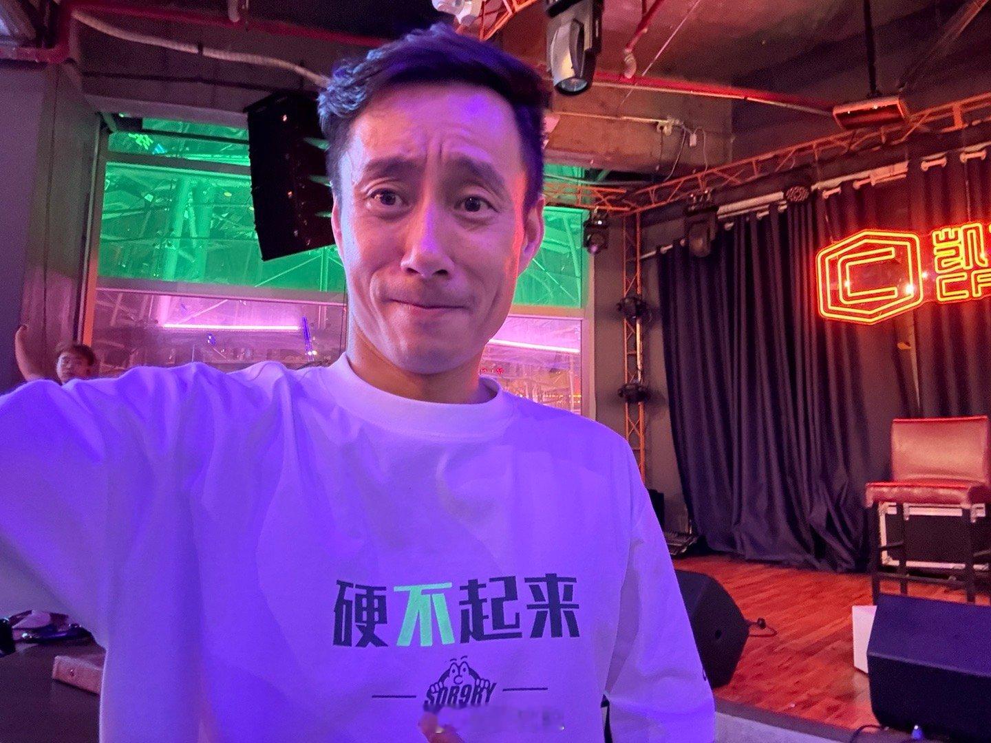 没想到这个餐厅有荧光灯[捂脸哭][捂脸哭][捂脸哭][捂脸哭][捂脸哭]​​​