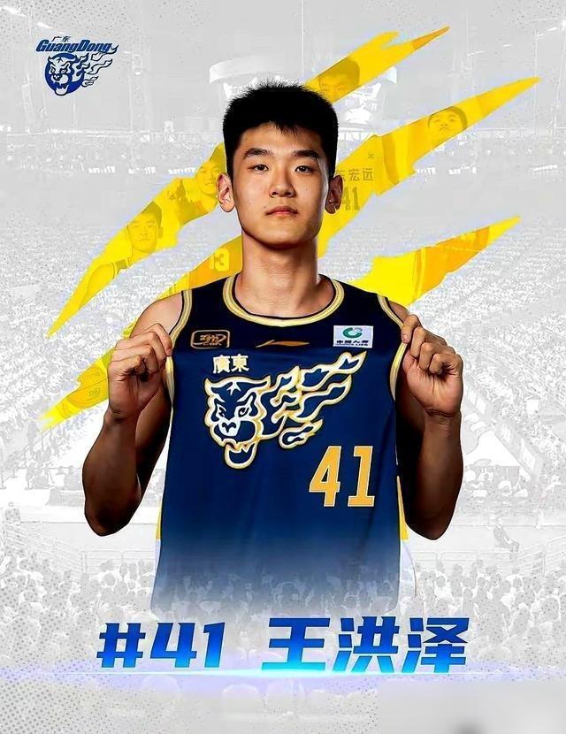 苏伟退役回了山东老家，没在功劳簿上躺着，反倒自己开了个篮球训练营。在野球场上溜达