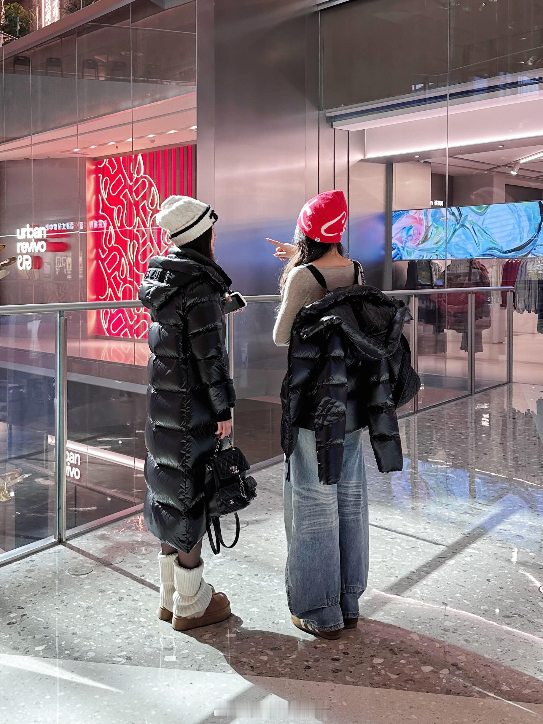 谁的冬日DNA动了！逛商场惊现神仙羽绒服👀真的一眼万年啊对这俩美女宝宝身上的羽