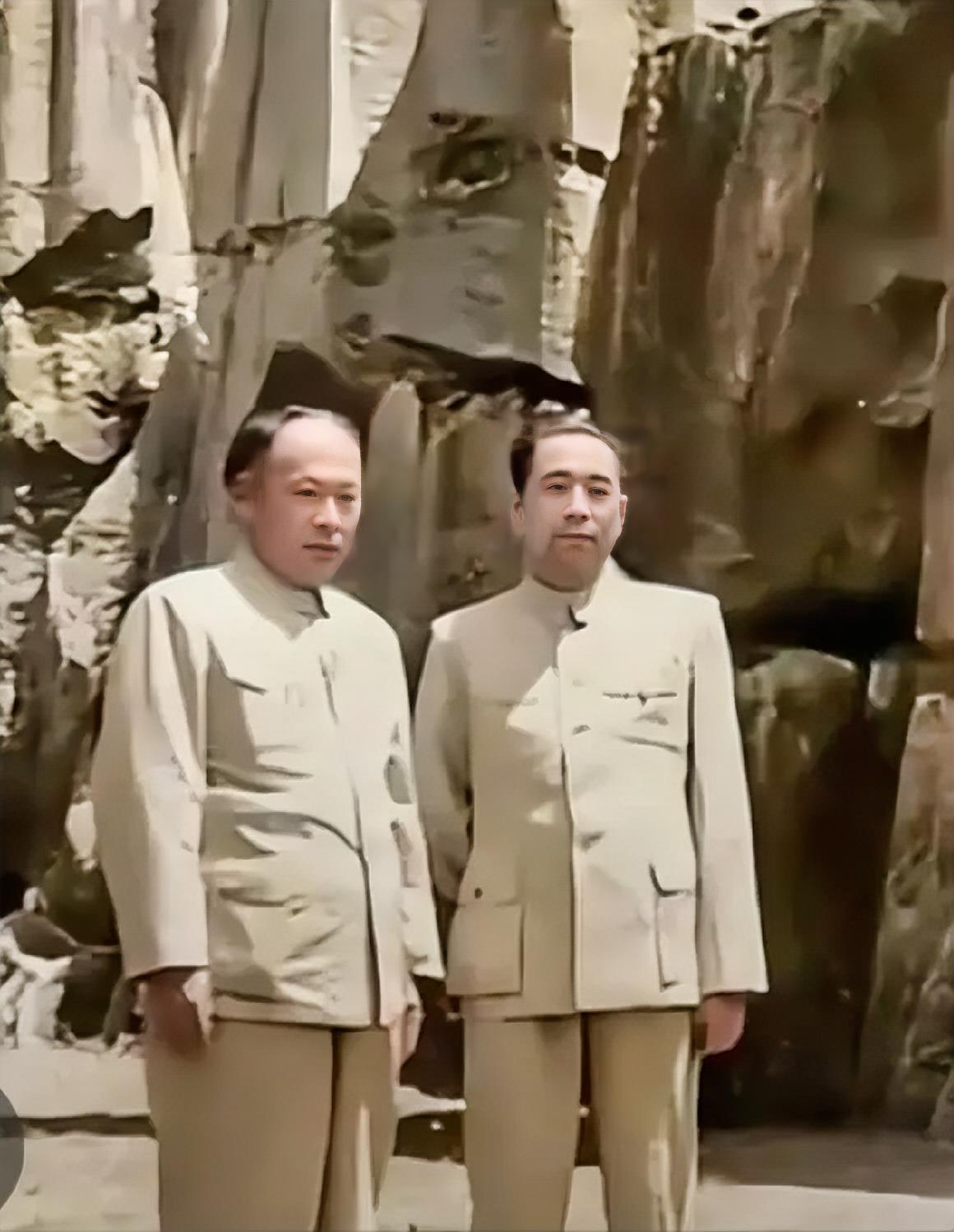 我还是第一次见过周总理和陈毅元帅合影的照片。你知道这是在什么地方摄