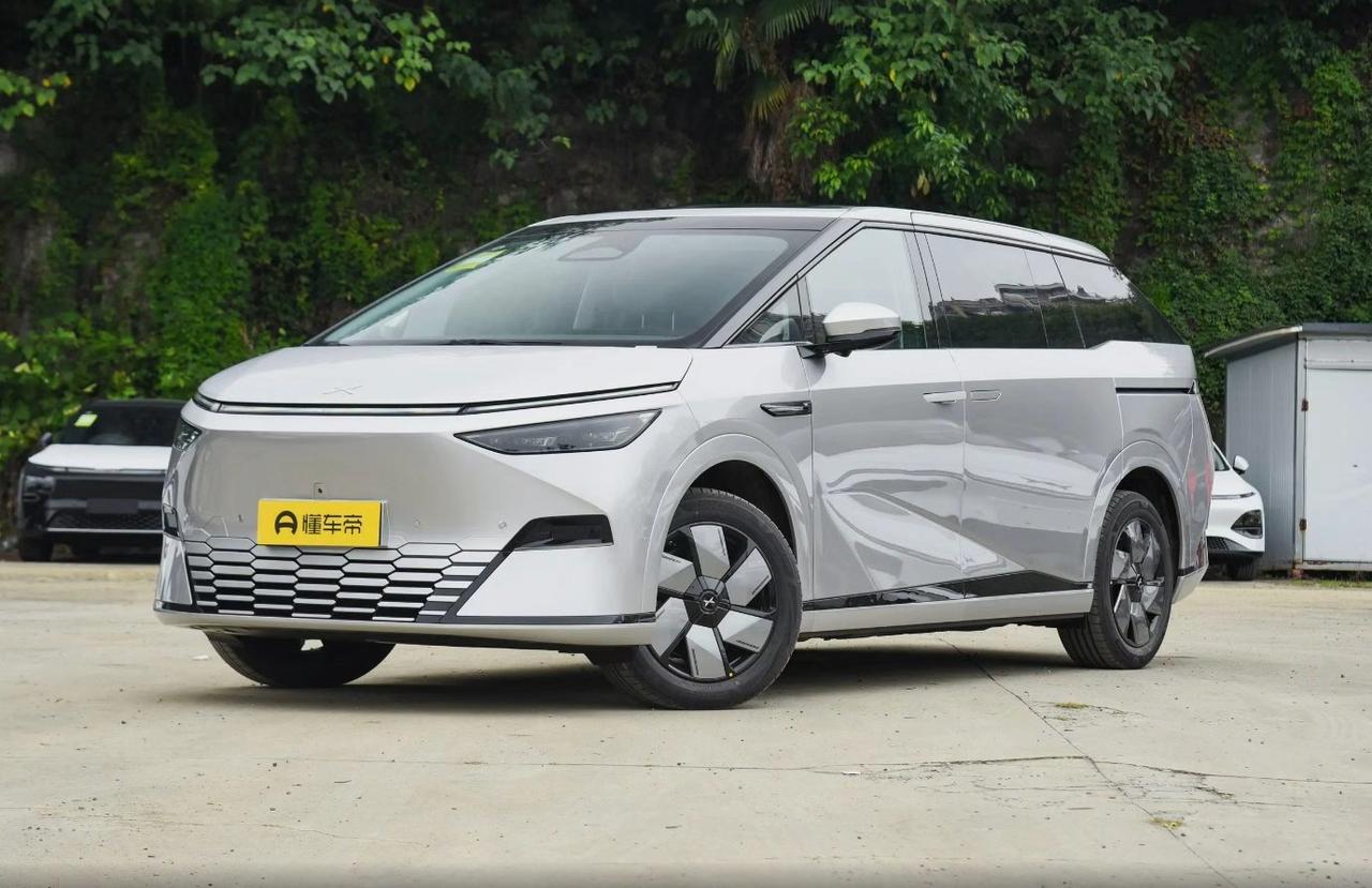 作为最早一批把“彩电冰箱大沙发”塞进MPV的纯电选手，小鹏X9自2024年初上市