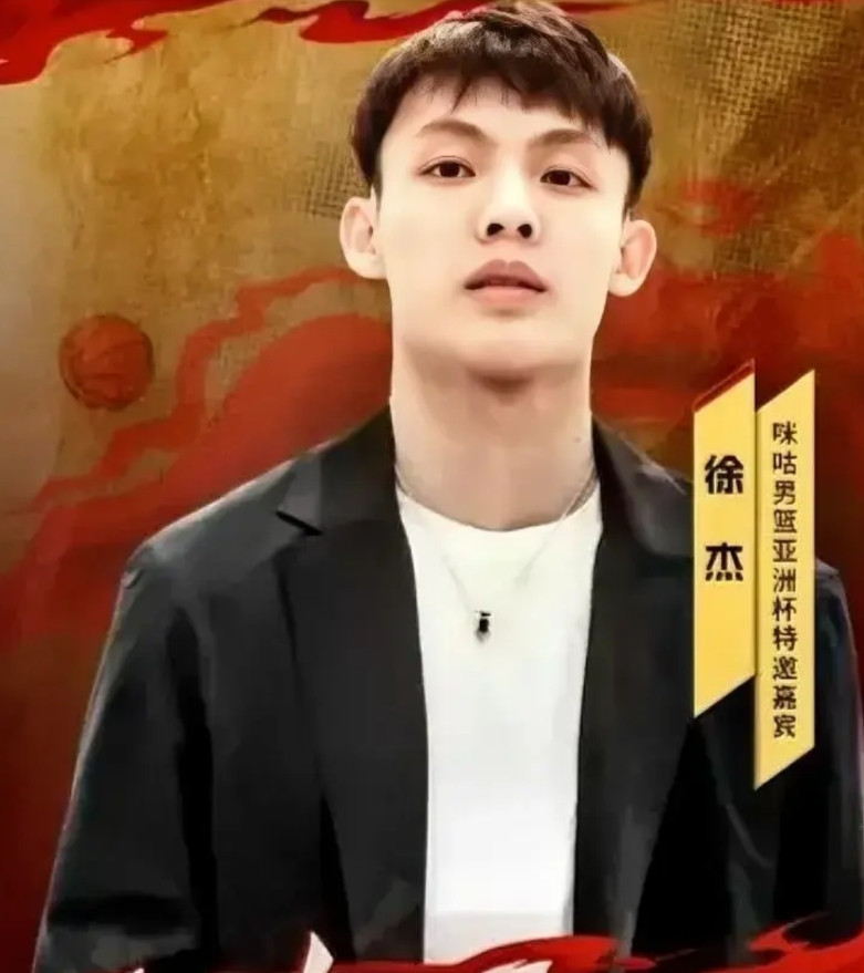 杜锋还会笑吗？杜锋惊闻徐杰的事之后，估计他一定会被惊出一身冷汗啊！眼下的杜锋焦头