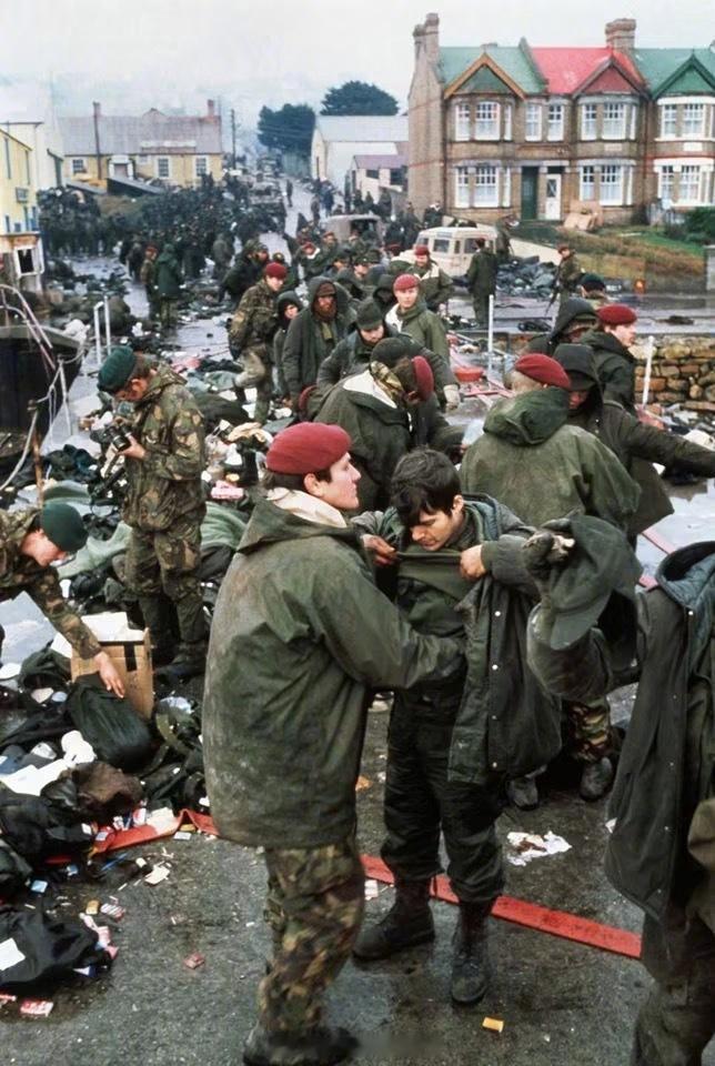 照片中的历史英军第2伞兵营A连的士兵们在码头上搜查阿根廷战俘，随后这些