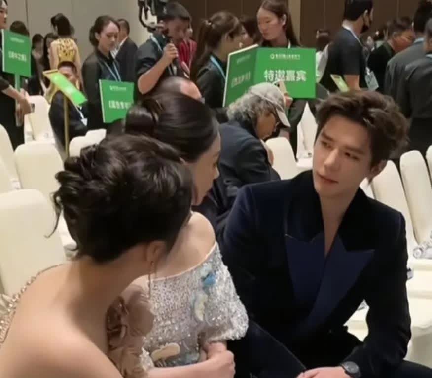 发现没，关晓彤有个毛病，再不改掉可能会有大麻烦，那就是太爱听八卦