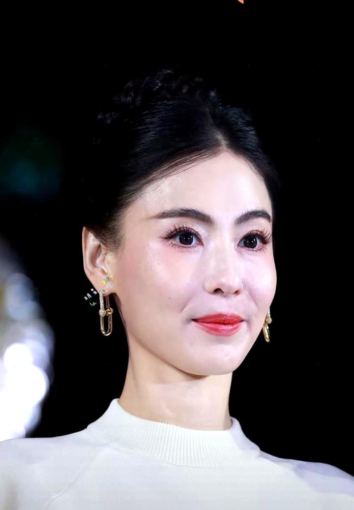 一个举动看清张柏芝的格局！香港大火后她低调捐100万，这才是真她穿着那条