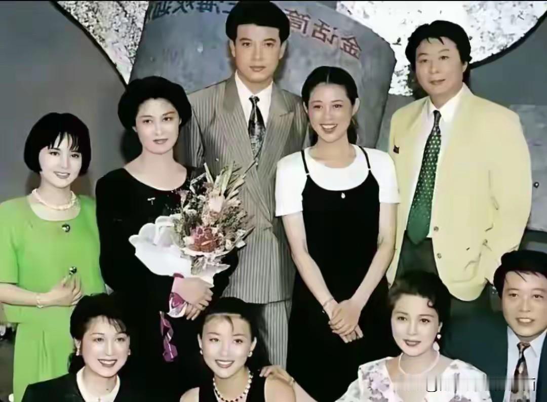 九十年代的央视主持人都长得帅气俊美，能认出五个的绝对是央视的超级粉丝。我认出了样