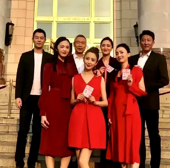 姚晨、佟丽娅、朱亚文与朱媛媛昔日合影曝光，画面中四人笑容灿烂，情谊满满。现在