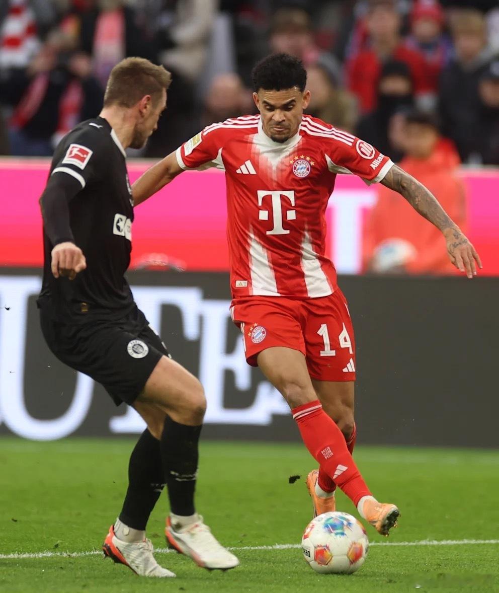 对于本轮完成一次助攻一个进球的迪亚斯，孔帕尼表示哥伦比亚人总是在混乱状况下具备创