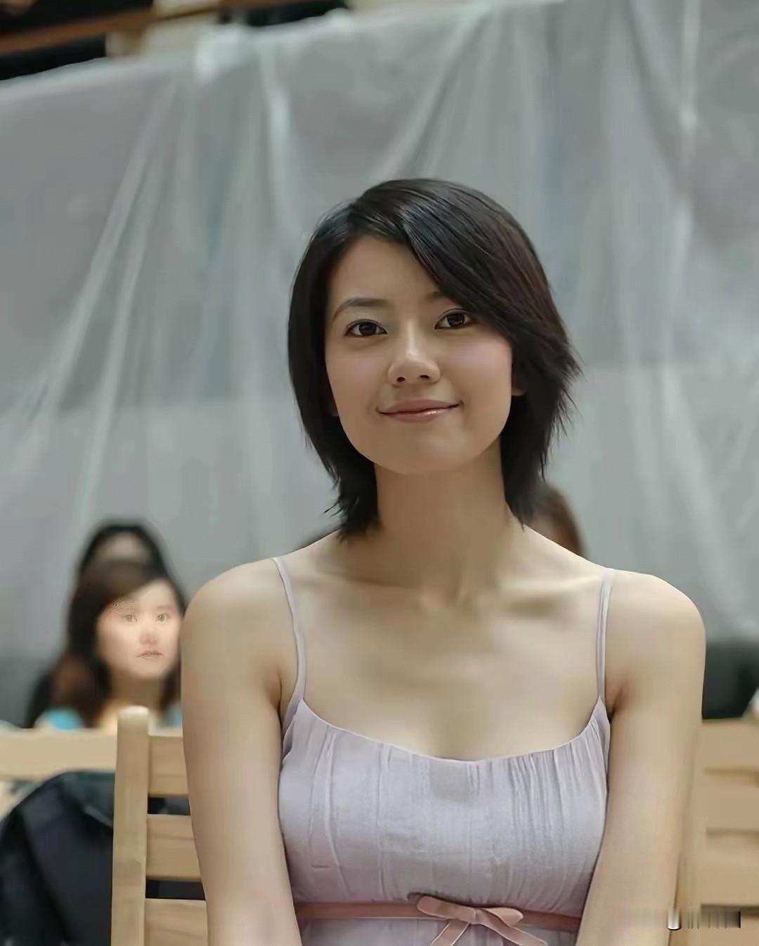 高圆圆早年美照曝光颜值封神。最近网上流出高圆圆早年旧照，一下就火出圈。她