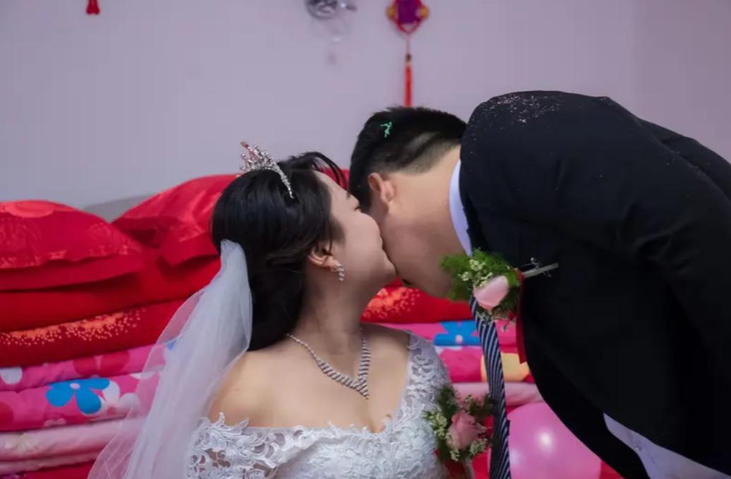 陕西一新娘结婚时带刚满月侄子出嫁，孩子父亲因公牺牲，母亲受不了打击郁郁而终，临终