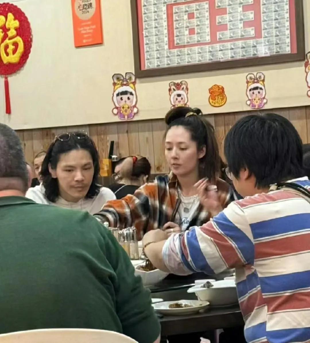 网友在新加坡偶遇郭碧婷、向佐一家，夫妻俩素颜露面，穿搭随意，向太夫妇与郭爸爸同行