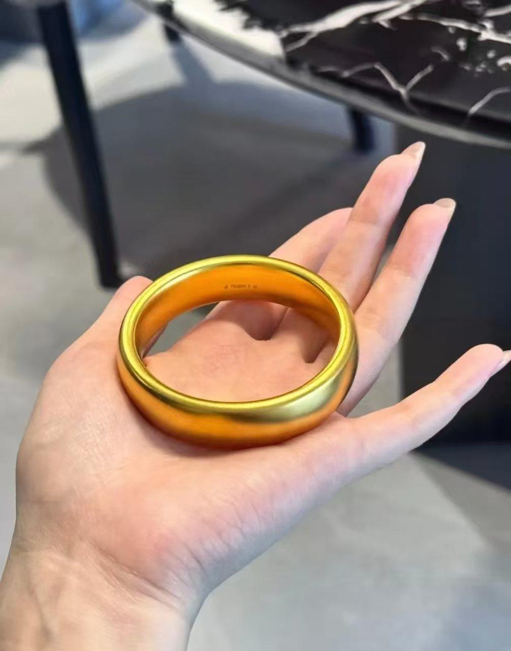 我表妹元旦结婚，婆家给了一万元让她买个金手镯，我说不用去金店买金镯子，最