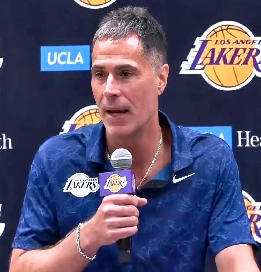 湖人这波操作，目标根本不是蒙克。佩林卡正跟国王那边聊呢，想用文森特、范德比尔