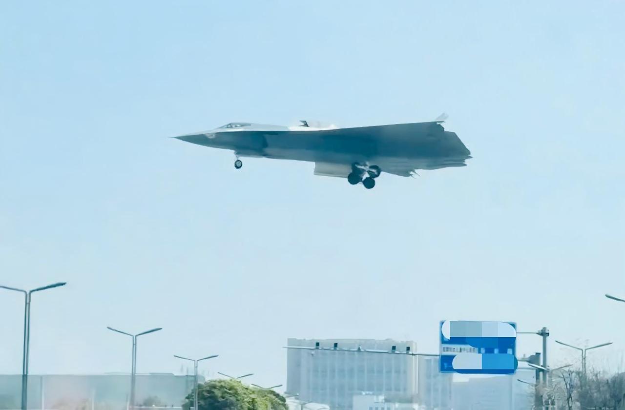 间隔不到一年，同一地点的一号机和四号机！ 不得不说，这进化真是神速。 这