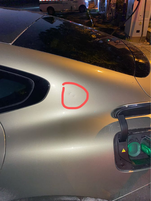 这提车还不满一个月，就遇到恶心的人了充个电没事想擦掉点鸟屎，发现车漆破损了这