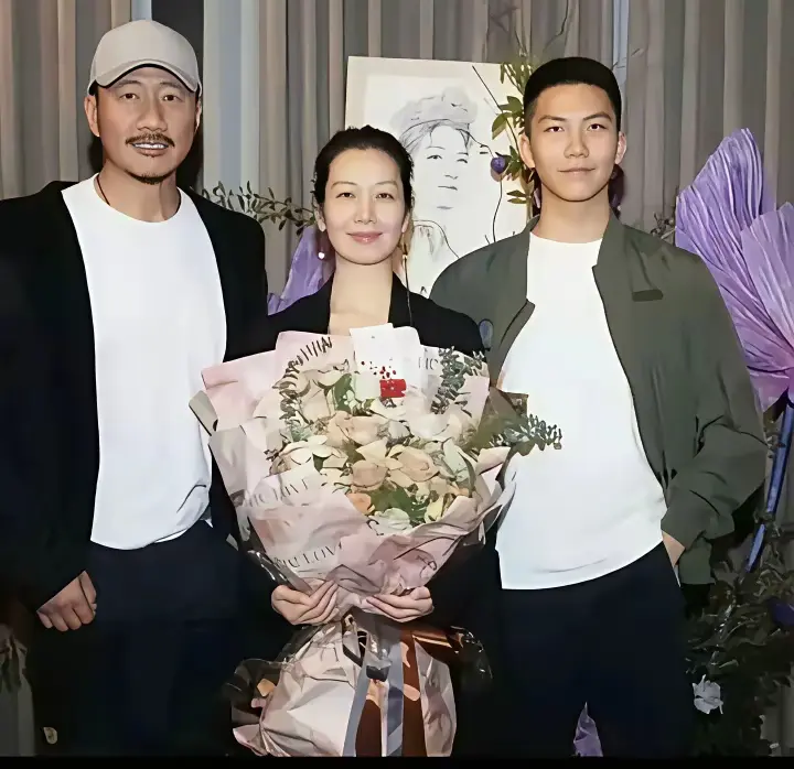 胡军和妻子以及儿子康康，一家三口温馨合影，儿子的颜值对比父亲，只有过之而无不及