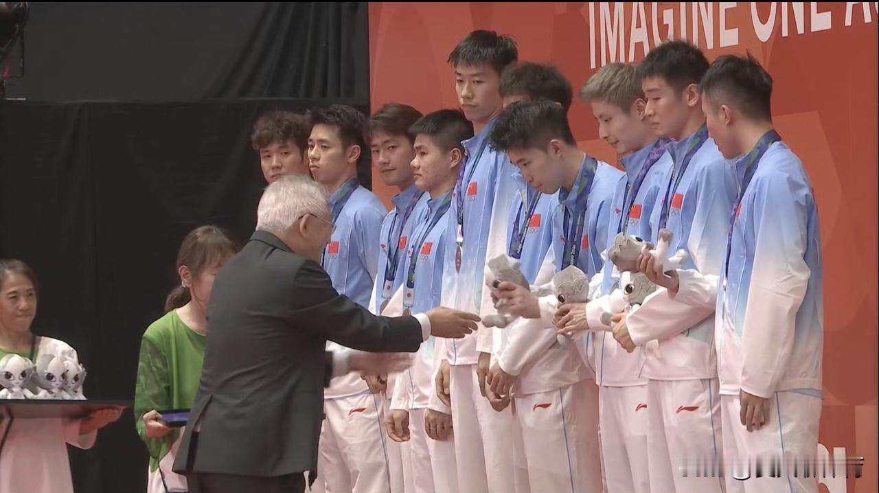 国乓国羽男队都输了，都是2-3输的，都拿了银牌🥈国乓国羽女队都赢了，都是3-