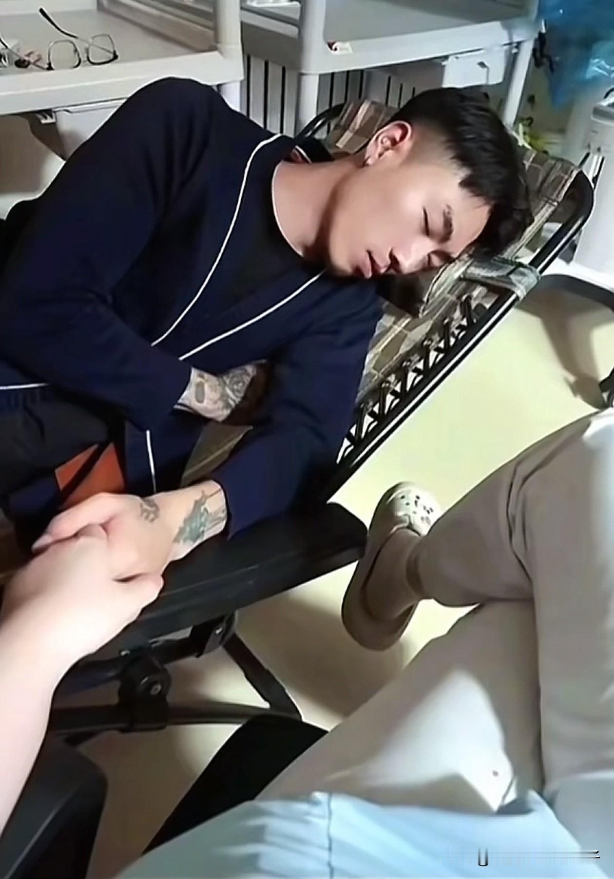 近日，青岛某医院的一名女护士火了！女护士晒了男友陪她上夜班的照片，本想秀一波