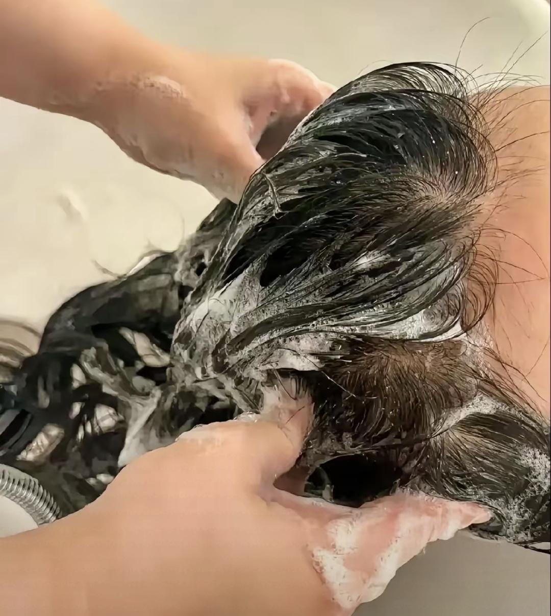 最近发现个怪事。用着不便宜的洗发水，洗完头发立马软塌，第二天就出油。可去理发店洗
