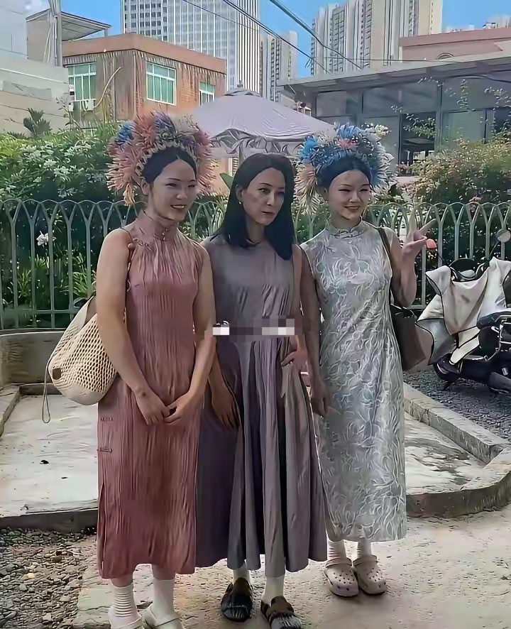 女神老了还是这么好看，身材没有臃肿，皮肤也没有垮掉，不过不知道什么原因，她跟两位