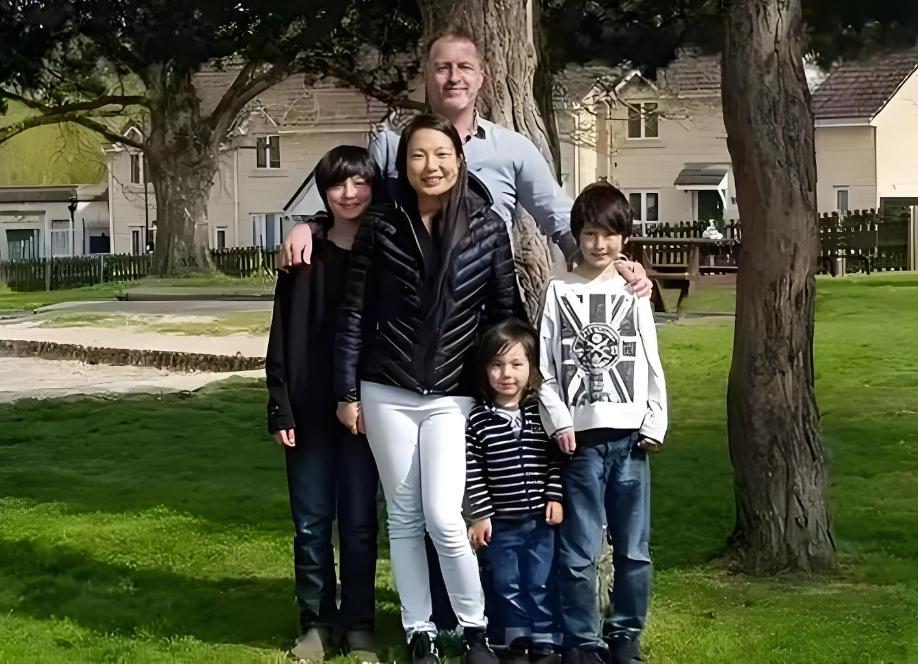 英国69岁亿万富翁兰斯·克拉克与中国33岁女外卖员坠入爱河。当周颖提出想要结婚时