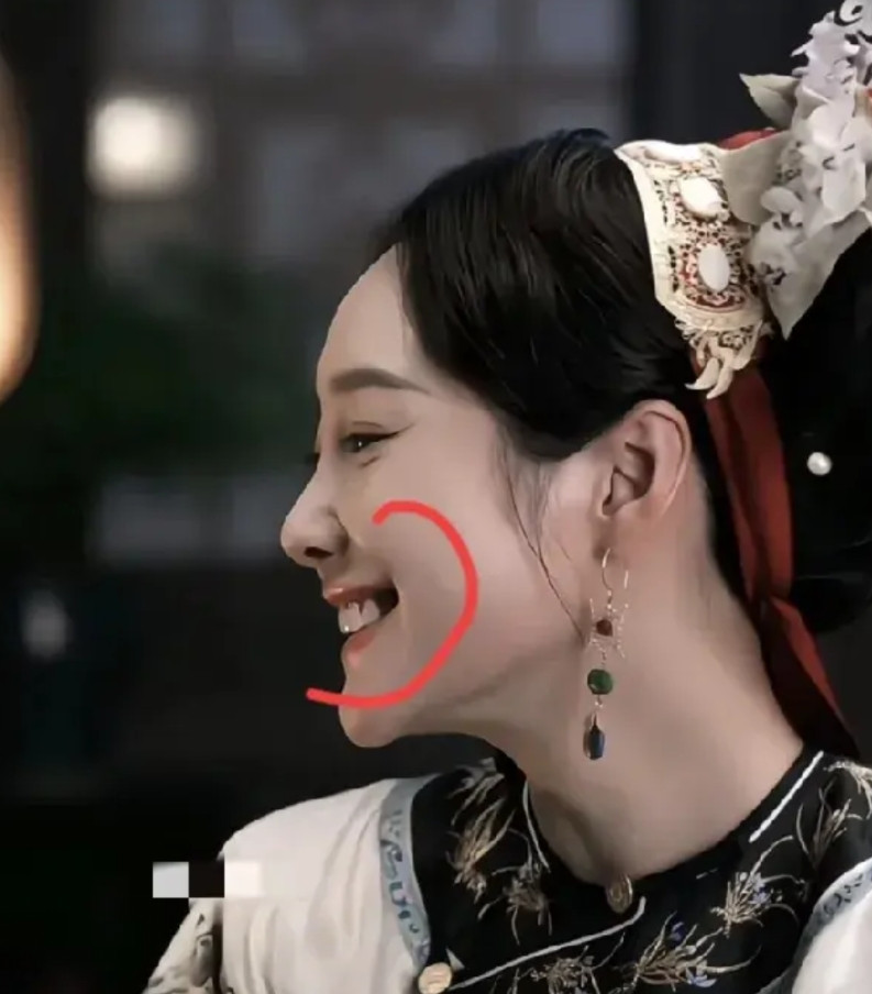 本人颜控，冲着李纯去看大生意人，我妈看到后说，这姑娘是长得美美的，但她干嘛要拔牙