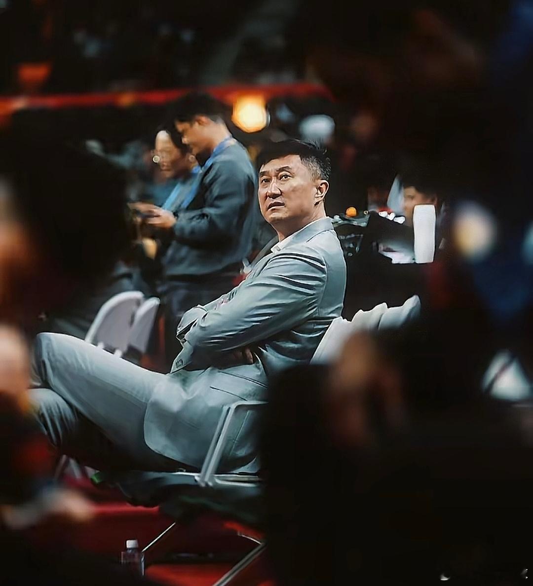 才注意到杜导穿的袜子依然骚气十足啊