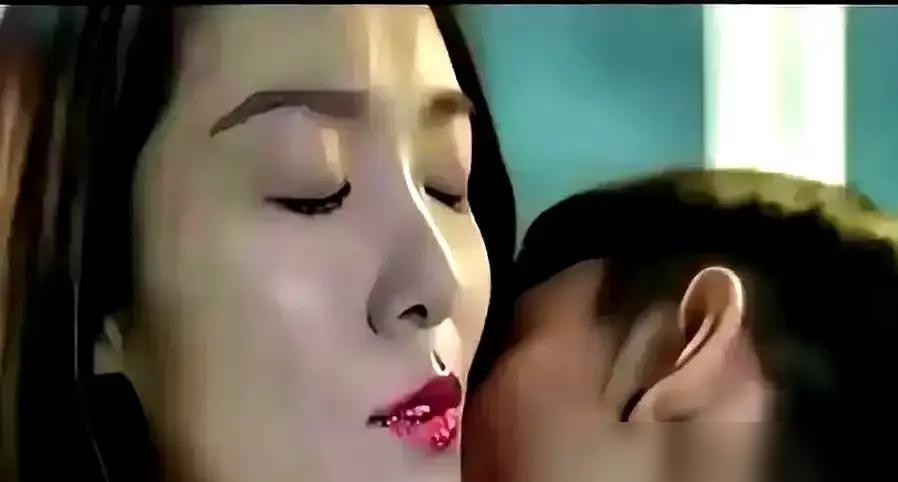 别再吹张一山那个90度鞠躬了。我告诉你，那不是道歉，是缴械。那场吻戏，他