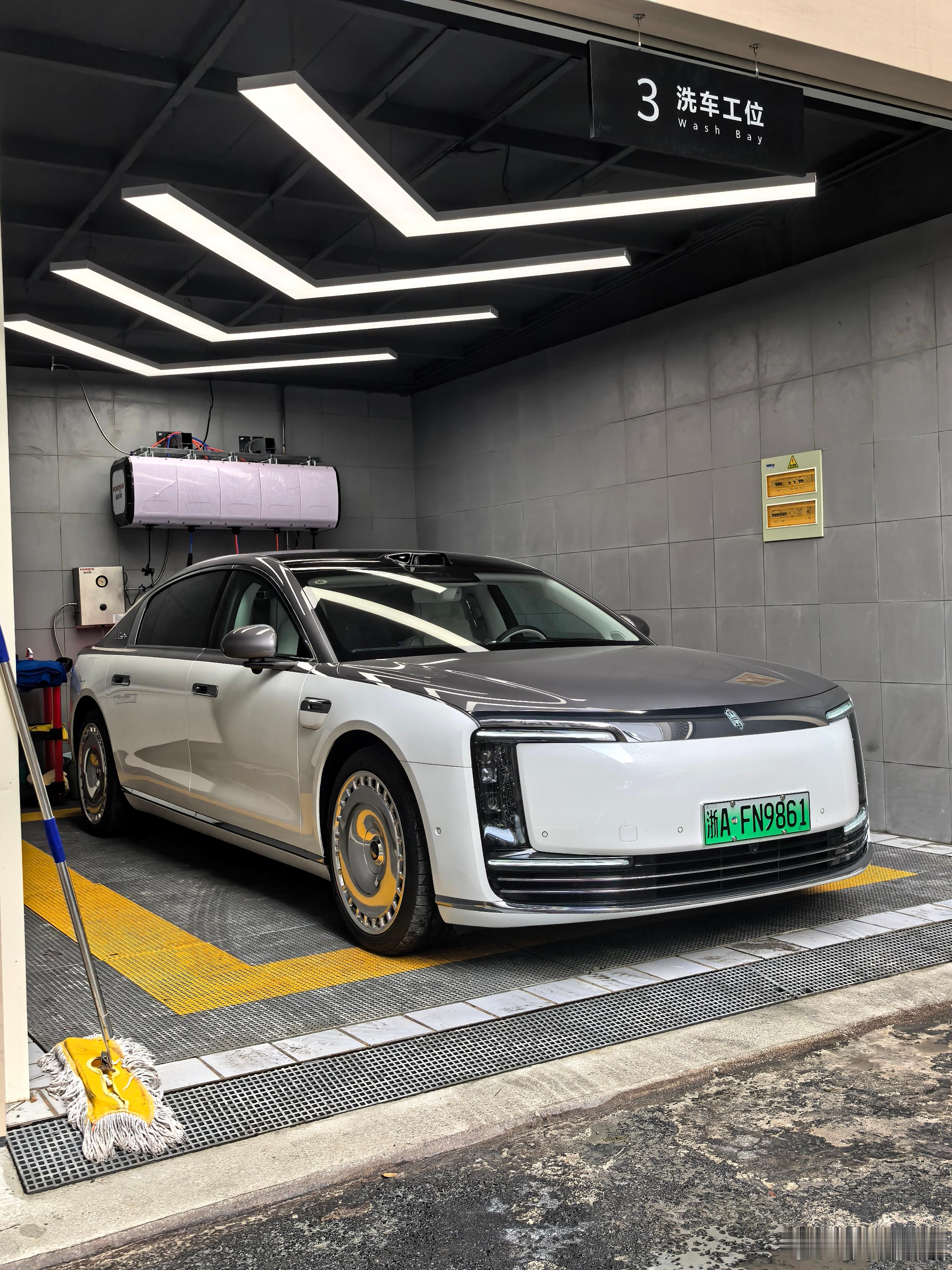 既然来了鸿蒙智行，当然要给我的尊界S800洗车+充电啦，一站式服务超方便，爱车焕