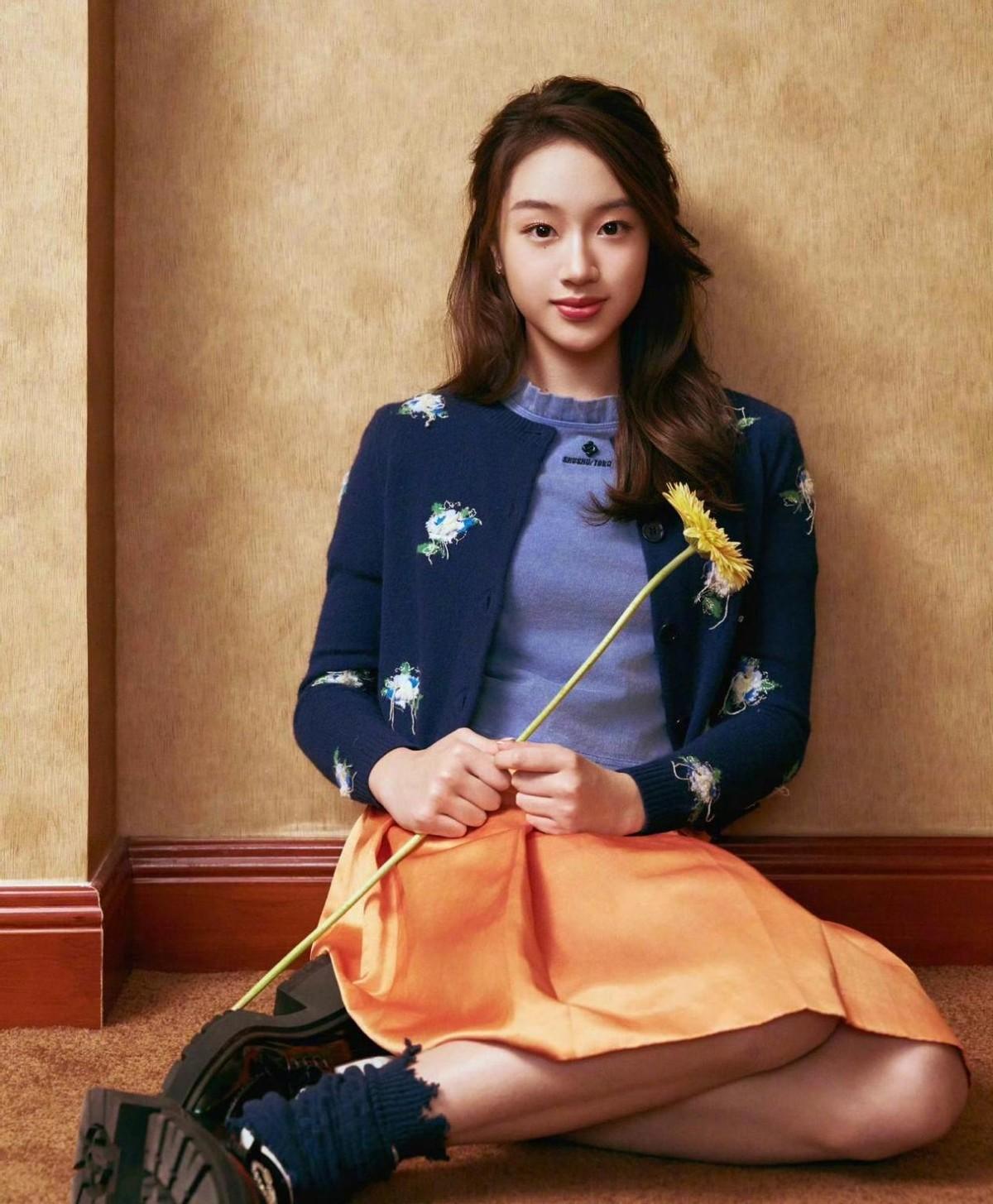 15岁，她拿下了人生第一张顶级时尚门票。不是玩票，是吴尊女儿NeiNei，正式