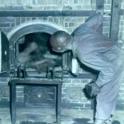 1945年4月，当这位美国士兵来到达豪集中营的一个兵营时，发现墙上有个小铁门，还