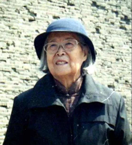 1949年，北平和平解放，傅作义的女儿傅冬菊立下了大功，全国解放后，傅冬菊却突然