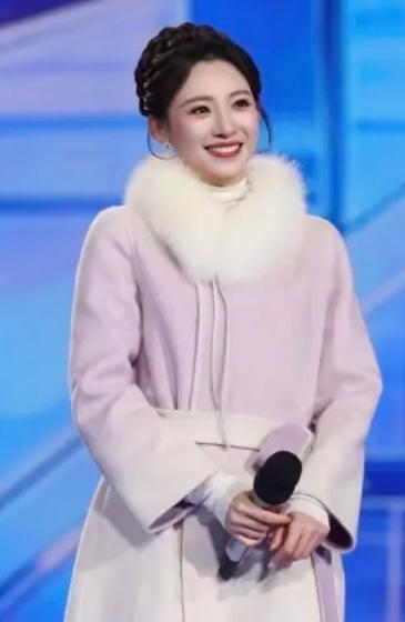 央视跨年的厚衣服，我越来越不理解了，台上人裹得严严实实，到底热不热呢？