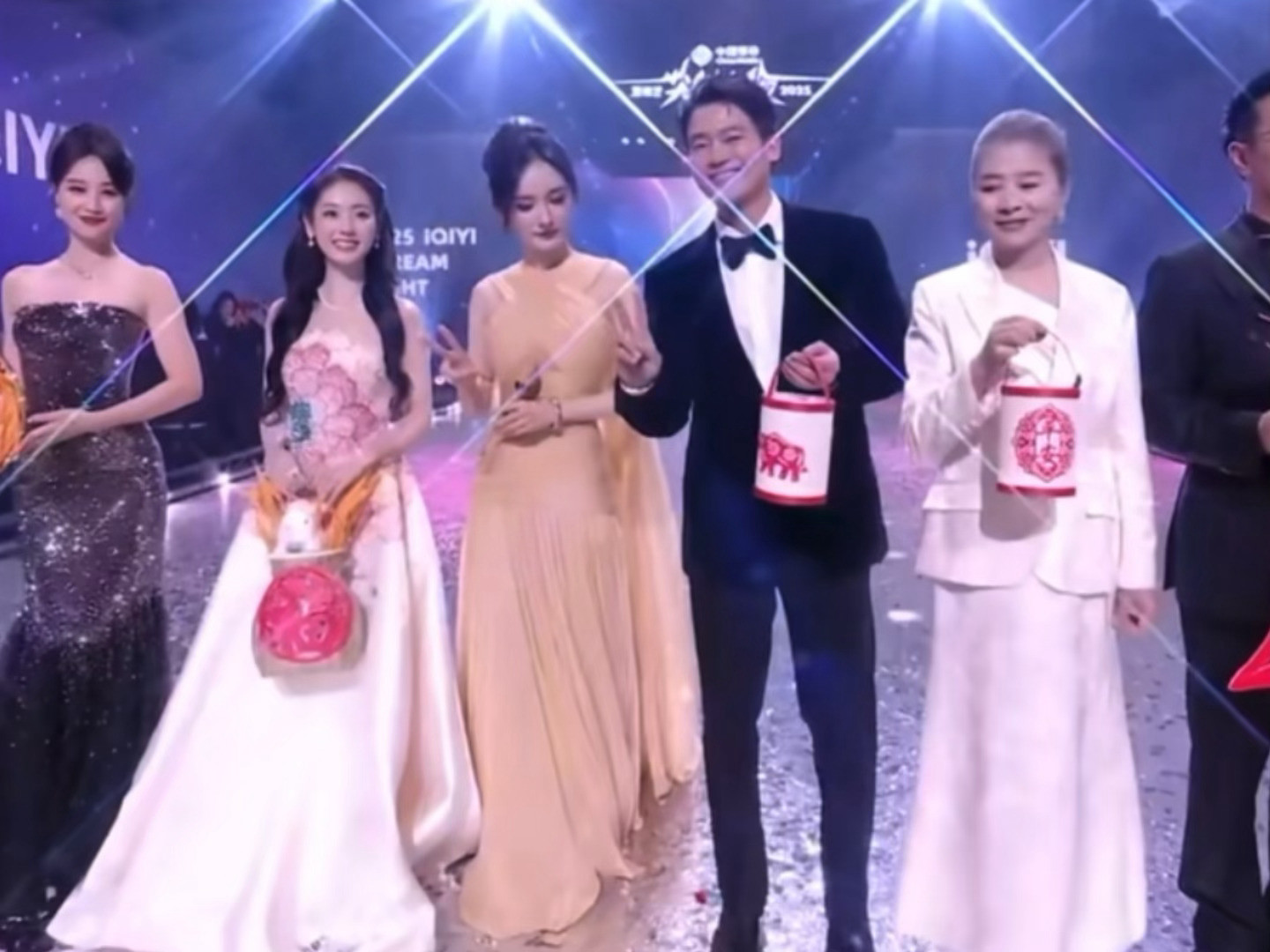 哈哈哈哈哈杨幂跟着欧豪比剪刀手，俺爹娘这个甜杨幂跟着欧豪比剪刀手