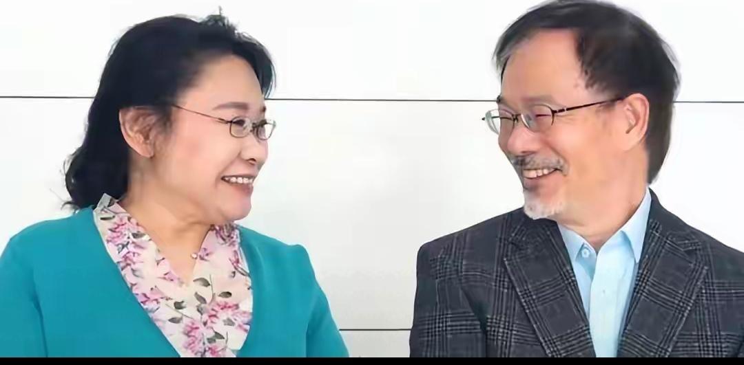 高材生王佐良娶瘫痪的张海迪为妻，是人间清醒吗？1982年，上海外国语学院的高材