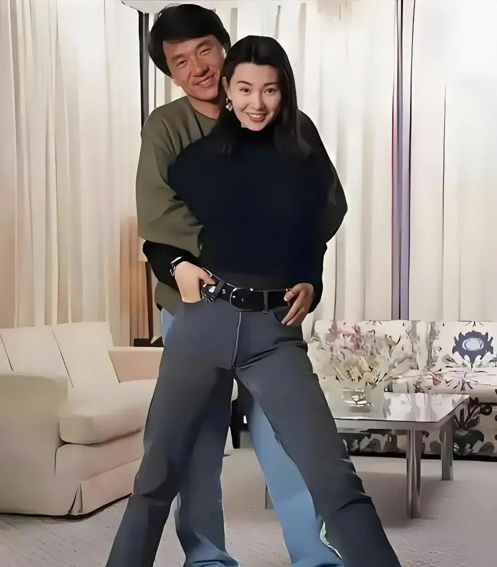 老照片一出，评论区直接炸锅！成龙当年还是“小鲜肉”，张曼玉一脸甜笑，腿却悄