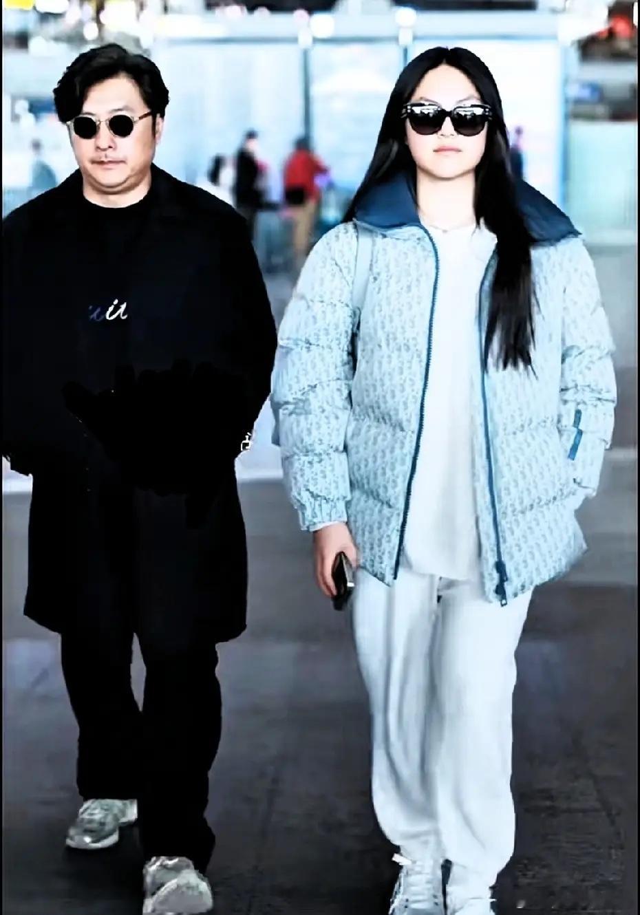 王诗龄又回国啦，王岳伦去接机，真是幸福的小姑娘！她好像瘦了好多，整个显得高挑纤瘦